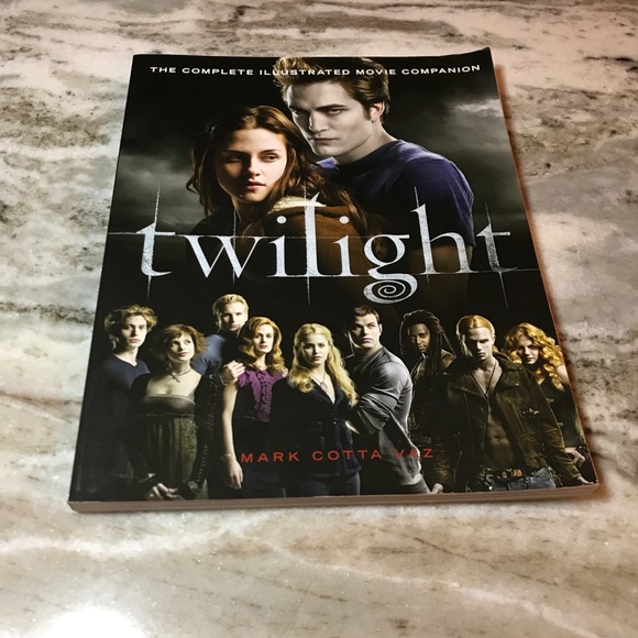 Twilight illustrated movie companion magazine - Picture 1 of 8
